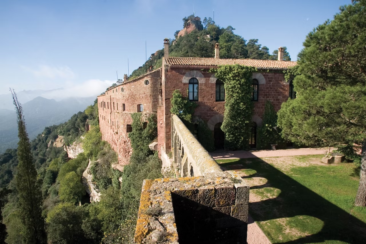 El Castell Monestir d’Escornalbou és un dels indrets més singulars del Baix Camp. Història, arquitectura, natura i unes vistes privilegiades del territori converteixen aquest conjunt monumental en una escapada ideal per fer durant un matí o una jornada tranquil·la per l’interior de la Costa Daurada. Però una bona excursió també necessita una bona parada gastronòmica. Si et preguntes on menjar després de visitar el Castell d’Escornalbou, Vilanova d’Escornalbou és una opció perfecta per continuar descobrint la zona i recuperar forces en un autèntic ambient de poble. Què veure al Castell d’Escornalbou? El Castell Monestir de Sant Miquel d’Escornalbou s’alça sobre la muntanya d’Escornalbou i concentra segles d’història en un mateix espai. L’antic monestir va ser adquirit l’any 1911 per Eduard Toda, diplomàtic, escriptor i una de les figures més interessants de la cultura catalana de finals del segle XIX i principis del XX. Toda va restaurar el conjunt i el va transformar en la seva residència. Avui, visitar-lo permet descobrir tant els vestigis de l’antic monestir com els espais que formaven part de la residència d’Eduard Toda. L’interior del castell i la residència d’Eduard Toda Una de les parts més interessants de la visita és entrar als diferents espais interiors i imaginar com era la vida en aquesta residència durant les primeres dècades del segle XX. Les estances conserven elements i col·leccions relacionades amb Eduard Toda i permeten entendre millor la personalitat d’un personatge que va viatjar per diferents parts del món i va mantenir relació amb figures destacades de la cultura catalana. Actualment, l’accés a l’interior del monument es realitza de manera acompanyada i també s’hi ofereixen visites guiades en dies determinats. Per això, és recomanable comprovar els horaris oficials abans de planificar l’excursió. L’església, el claustre i les vistes El conjunt conserva també elements de l’antic monestir, com l’església. Un dels espais més curiosos és el claustre, que Eduard Toda va transformar en un jardí. L’entorn és un altre dels grans atractius d’Escornalbou. La seva situació elevada converteix la muntanya en un mirador excepcional sobre el territori i permet combinar patrimoni cultural amb natura. És, per tant, una visita especialment interessant si t’agraden les excursions que combinen història, paisatge i tranquil·litat. On menjar després de visitar el Castell d’Escornalbou? Després de caminar, visitar les diferents estances i gaudir de l’entorn, arriba una de les millors parts de qualsevol excursió: seure a taula. A Vilanova d’Escornalbou hi trobaràs El Cafè de Vilanova, un espai de poble on pots fer una parada per menjar amb calma després de la visita. La proposta gastronòmica aposta per una cuina senzilla i casolana, amb tapes per compartir, entrepans, plats combinats i diferents opcions per adaptar el dinar a la gana que portis després de l’excursió. Pots consultar la carta d’El Cafè de Vilanova i descobrir les opcions disponibles. Tapes, plats combinats o un esmorzar de forquilla No totes les visites a Escornalbou han de seguir el mateix horari. Si comences l’excursió ben d’hora, pots completar el pla amb un esmorzar; si acabes la visita al migdia, unes tapes o un plat combinat poden ser la millor manera de continuar la jornada. Els caps de setmana, a El Cafè de Vilanova també oferim els tradicionals esmorzars de forquilla, una proposta especialment adequada per als qui volen convertir la sortida a Escornalbou en una experiència gastronòmica completa. A la nostra secció de notícies i novetats pots descobrir més idees i propostes per gaudir de Vilanova d’Escornalbou. Una escapada completa pel Baix Camp Visitar el Castell d’Escornalbou és una bona manera de descobrir una altra cara del Baix Camp: més tranquil·la, rural i vinculada al patrimoni i al paisatge. I després de la visita, no cal donar el dia per acabat. Una parada a Vilanova d’Escornalbou permet allargar l’experiència, descobrir l’ambient del poble i gaudir de la gastronomia local sense presses. Si estàs preparant la teva excursió i busques on menjar després de visitar el Castell d’Escornalbou, t’esperem a El Cafè de Vilanova. Pots contactar amb nosaltres per consultar qualsevol dubte o fer una reserva.